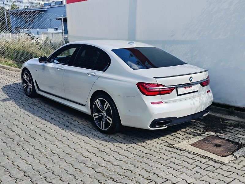 BMW Řada 7 (2016) 3,0 740d xDrive M - fotka 8 z 43