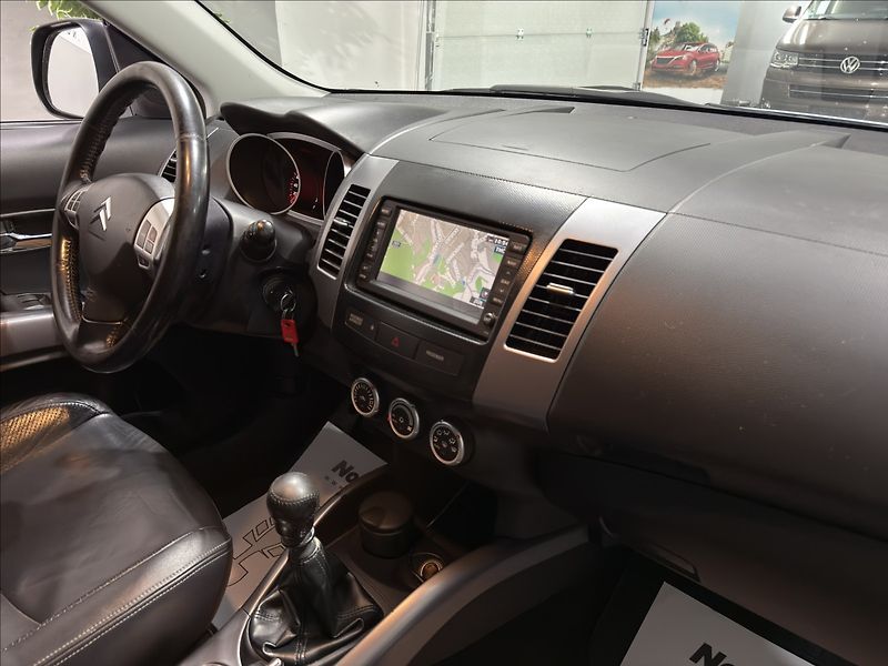 Citroën C-Crosser 2,2   HDI 4X4 EXCLUSIVE XENON - fotka 16 z 38