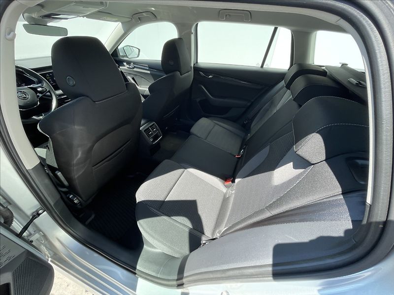 Škoda Octavia 2,0 TDI DSG 4x4 Ambi Plus TZ - fotka 17 z 23