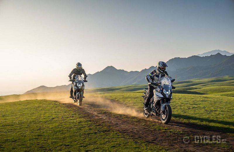 CFMOTO 700 MT Premium (2026) kufry SHAD, AKCE - fotka 11 z 12