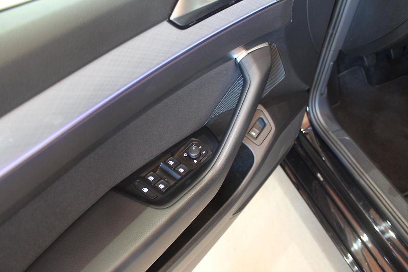 Volkswagen Passat (2023) 2.0TDI R-Line Paket Nez.Topení - fotka 17 z 41