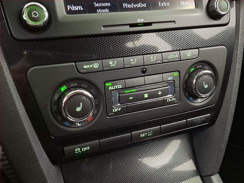 Škoda Octavia (2013) RS 2.0 TDI, Xenony, Tempomat - fotka 14 z 16