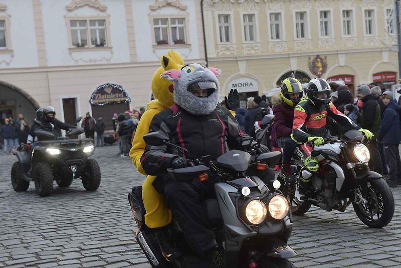 Štědrodenní motorkářská vyjížďka se srazem na Karlově náměstí v Kolíně.