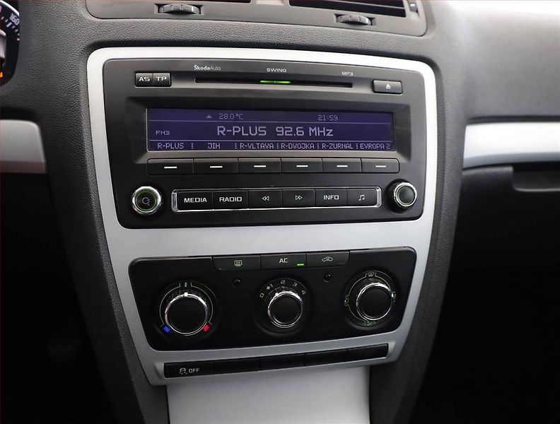Škoda Octavia (2011) Ambiente 1.6 TDI, po STK - fotka 9 z 14
