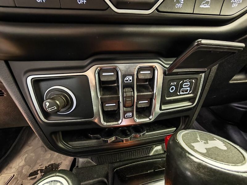 Jeep Wrangler SAHARA 2.0T 4x4 TRAIL RATED - fotka 34 z 40