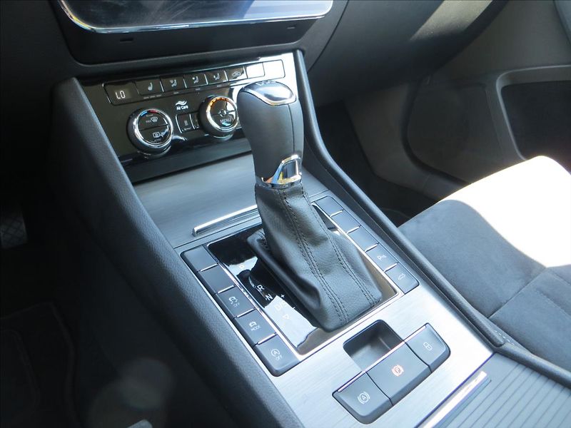 Škoda Superb 2,0 TSI  DSG Style 140kW Tažné - fotka 18 z 30