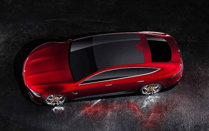Maskovaný prototyp čtyřdveřového Mercedesu-AMG GT.