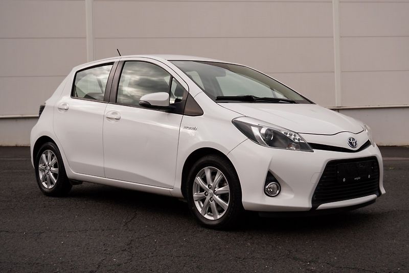 Toyota Yaris 1.5 Hybrid LOUNGE - fotka 2 z 23