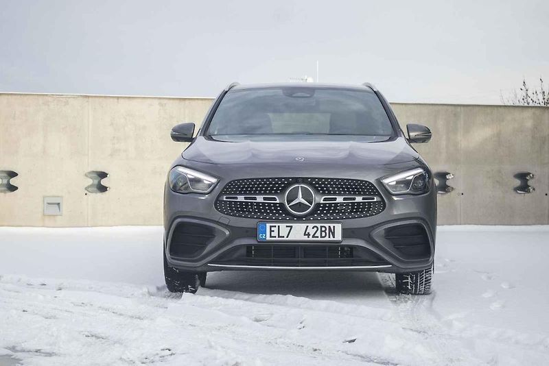 GLA s hybridem do zásuvky je ideální volbou do města a okolí.