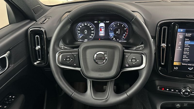 Volvo XC40 2.0 T3 AUT Momentum Pro - fotka 9 z 27