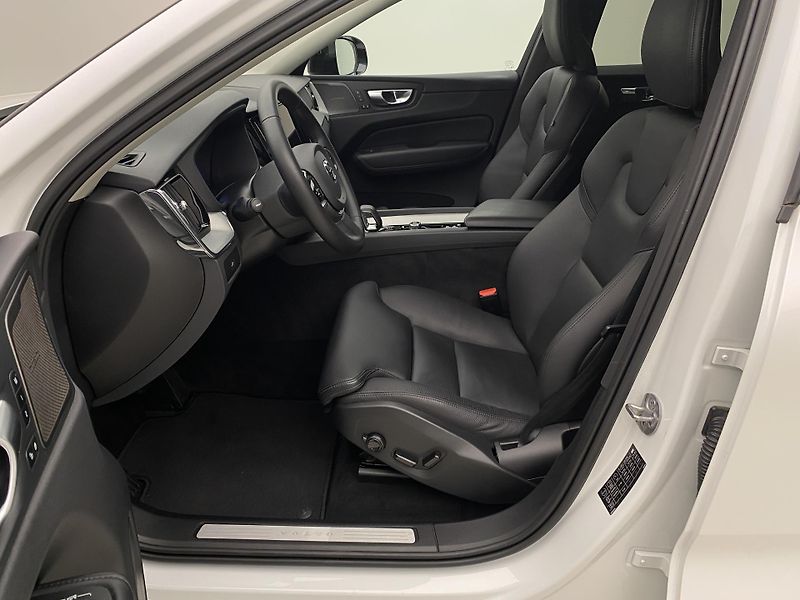 Volvo XC60 B4 AWD PLUS DARK AUT CZ 1.maj - fotka 3 z 58