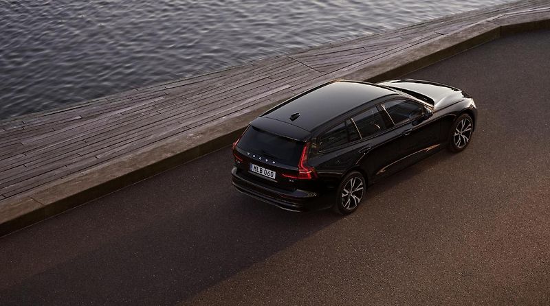 Volvo V60 (2026) B4 PLUS DARK AUT - fotka 14 z 20