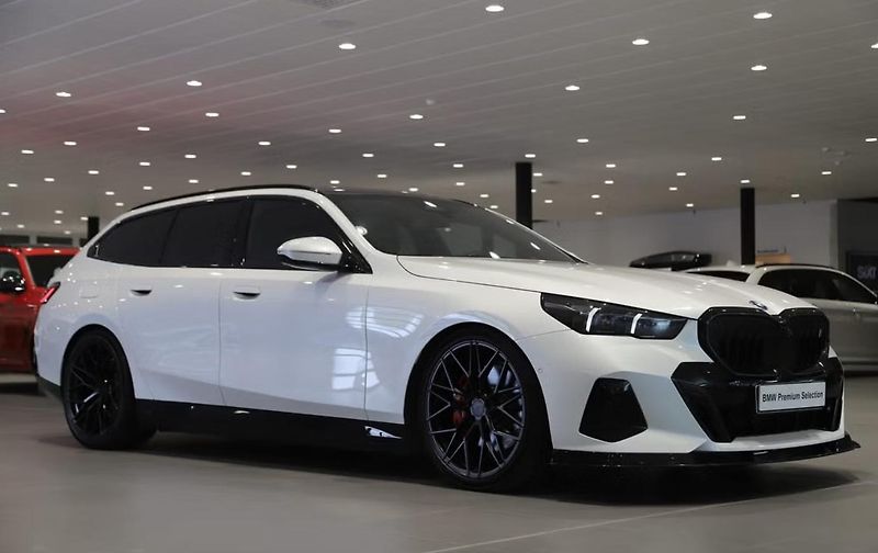 BMW i5 eDrive40 Touring M Kam Pano. - fotka 2 z 11