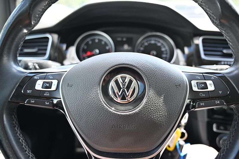 Volkswagen Golf 1.2TSI 81KW BMT rezervace - fotka 21 z 46