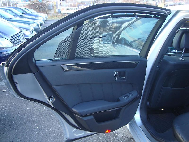 Mercedes-Benz Třídy E (2008) E 500,1.Maj. v ČR,Servisní k. - fotka 34 z 74