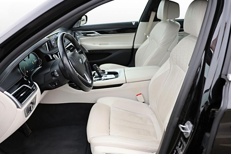 BMW Řada 7 750Li xDrive - fotka 9 z 17