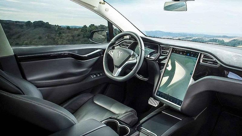 Model X v autonomním režimu čelně naboural do betonového rozdělovače pruhů na dálnici.