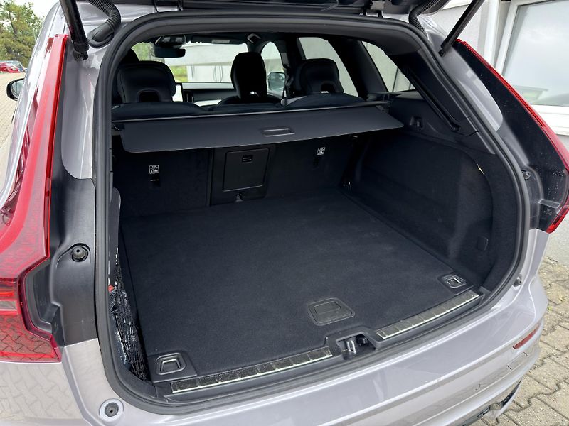 Volvo XC60 B5 AWD PLUS DARK // REZERVACE - fotka 16 z 49