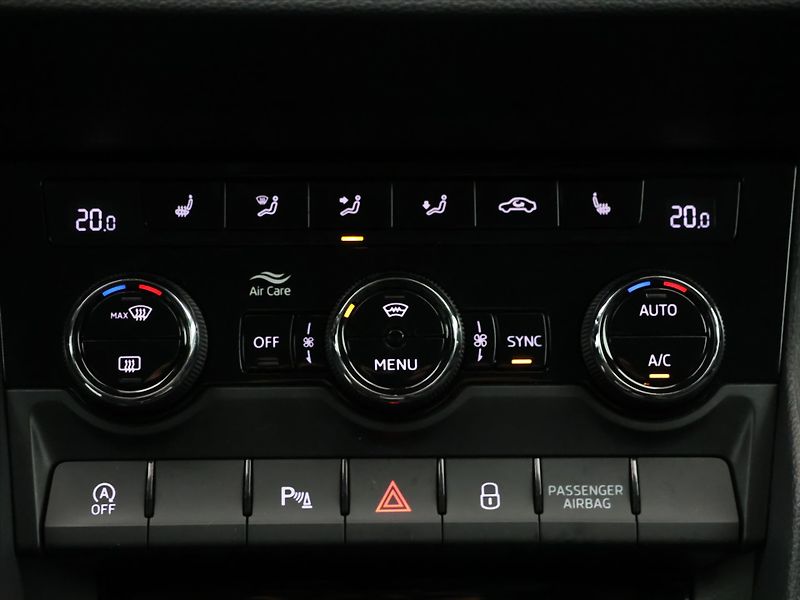 Škoda Karoq 2,0 TDI DSG 4x4 Virtual DPH - fotka 21 z 30