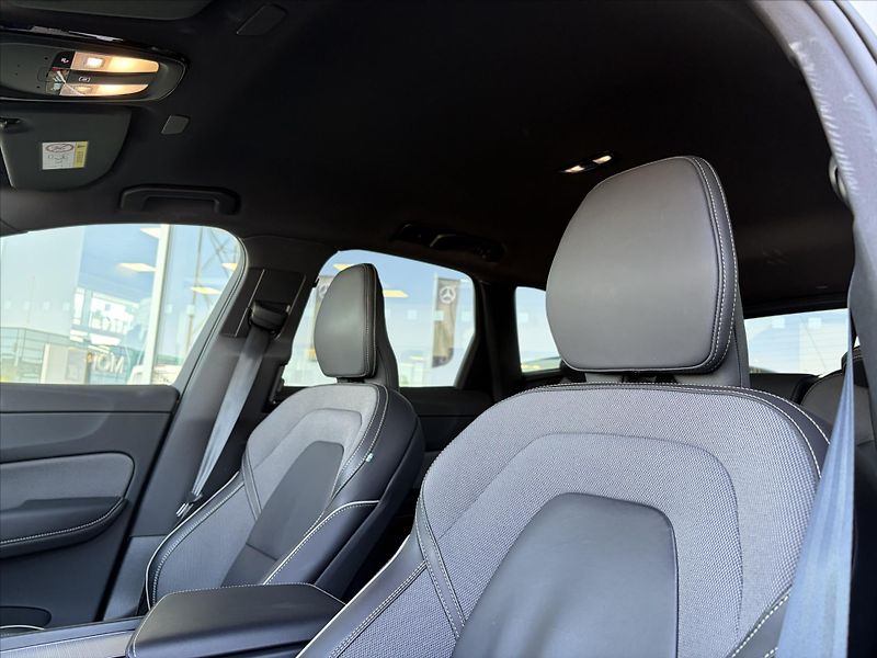 Volvo XC60 2,0   B4 AWD Dark PLUS - fotka 7 z 32