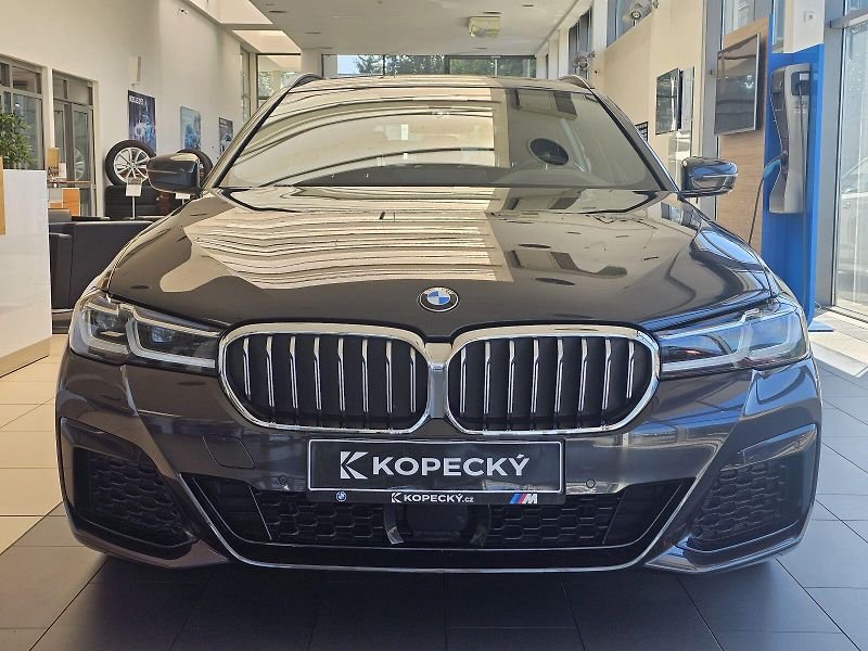 BMW Řada 5 530d xDrive - fotka 2 z 30
