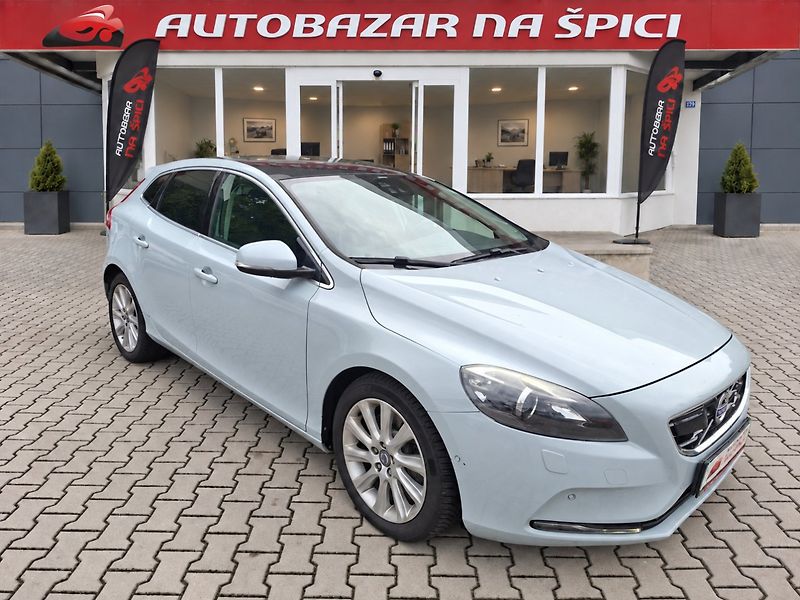 Volvo V40 (2012) 2.0D3 110kW AUT -1.MAJITEL - fotka 2 z 37