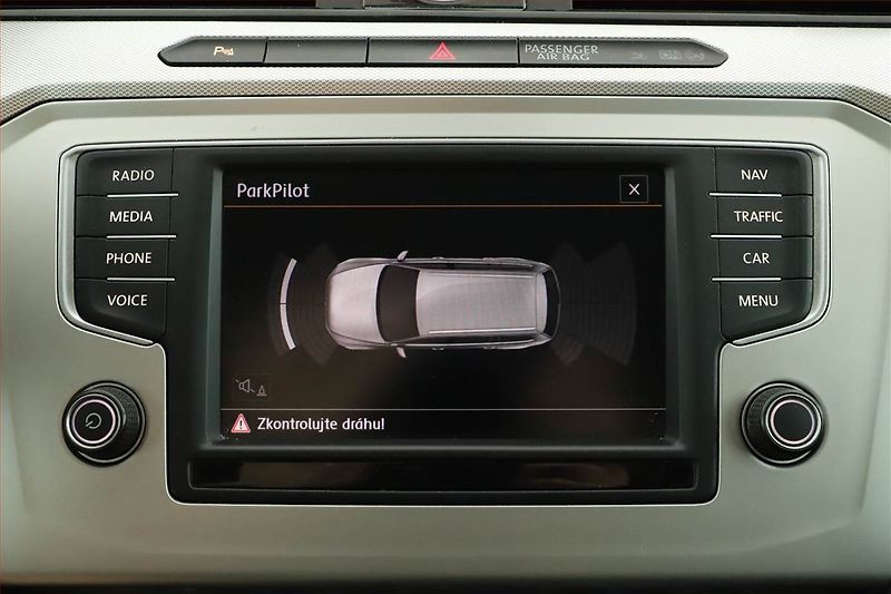 Volkswagen Passat (2016) 2.0 TDI, Serv.kniha, Navi - fotka 14 z 18