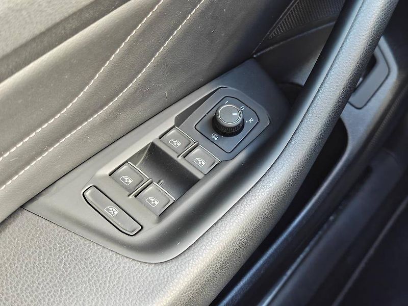 Volkswagen Passat Elegance 6G 2,0TDi - fotka 20 z 23