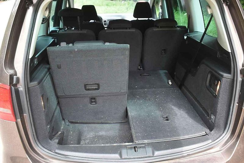 Tento Volkswagen Sharan je deset let starý. Nevypadá na to