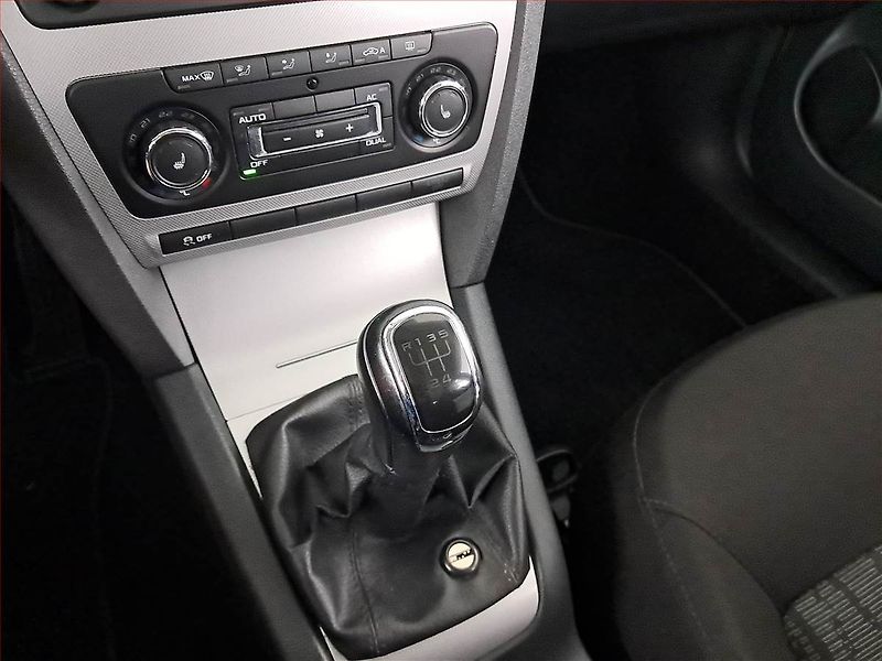 Škoda Octavia (2011) Elegance 1.9 TDI, Tempomat - fotka 13 z 20