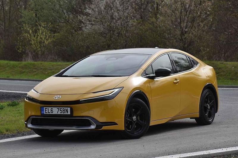 Se žlutým lakem vypadá nová Toyota Prius skoro jako sportovní auto