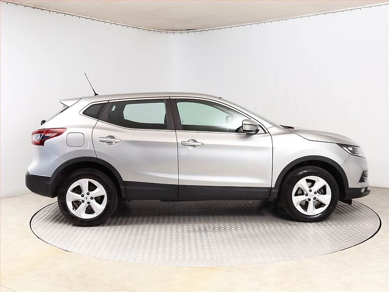 Nissan Qashqai (2021) 1.3 DIG-T, Tempomat - fotka 6 z 14