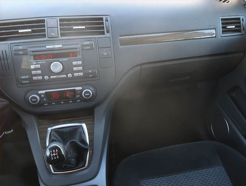 Ford C-MAX (2008) Ghia 1.6 TDCi, Tažné, Klima - fotka 8 z 17