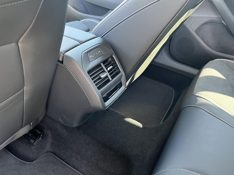 Volkswagen Passat ELEGANCE 2,0 TDI 7DSG 110 kW - fotka 21 z 25