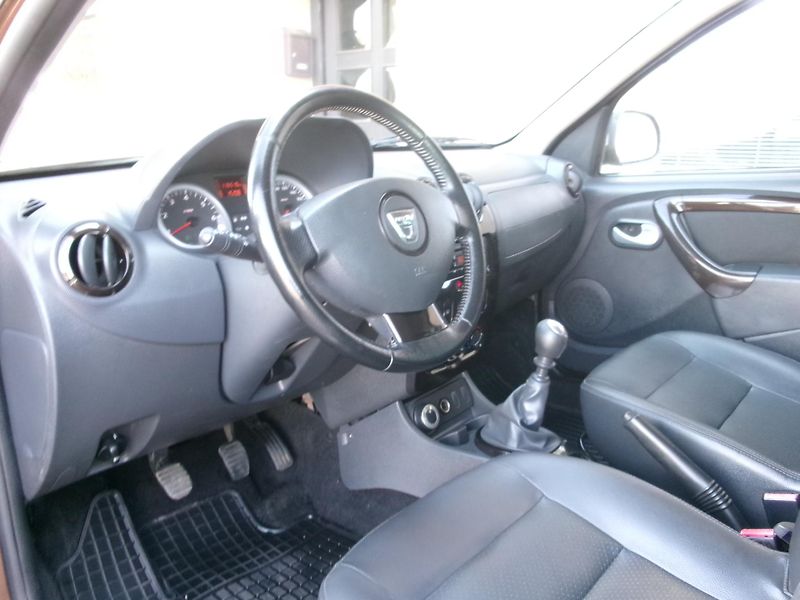 Dacia Duster (2012) 1,6 16V 4x4 KLIMA ALU TAŽNÉ - fotka 25 z 31