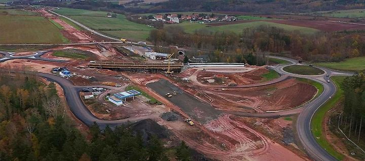 Záběry z dronu na přestavbu jesenické křižovatky na dálnici D6 Praha - Karlovy Vary.