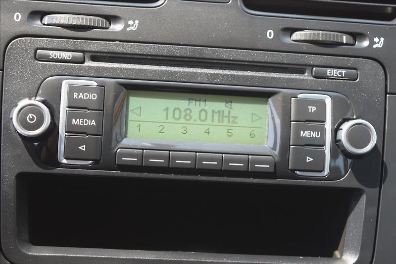 Volkswagen Golf 1,4 i 59KW NOVÁ STK ALU KLIMA - fotka 39 z 46
