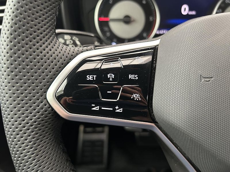 Volkswagen Touareg 3.0 TDi 4x4 R-Line - fotka 11 z 29