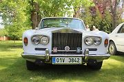 Luxusní vozy se v sobotu 4. května sjely na zámek do Lnář. Převládala auta značky Rolls Royce.