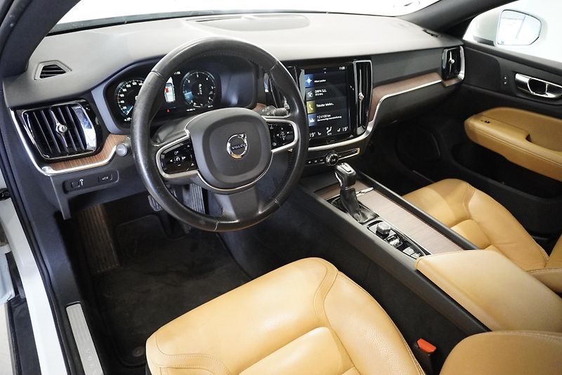 Volvo V60 (2019) CROSS COUNTRY 2,0 D4 AWD AUT. - fotka 18 z 33