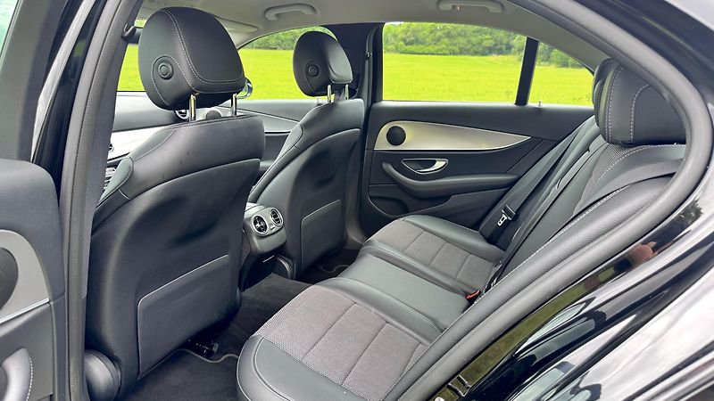 Mercedes-Benz Třídy E (2019) pravidelný servis, hezký stav - fotka 19 z 20