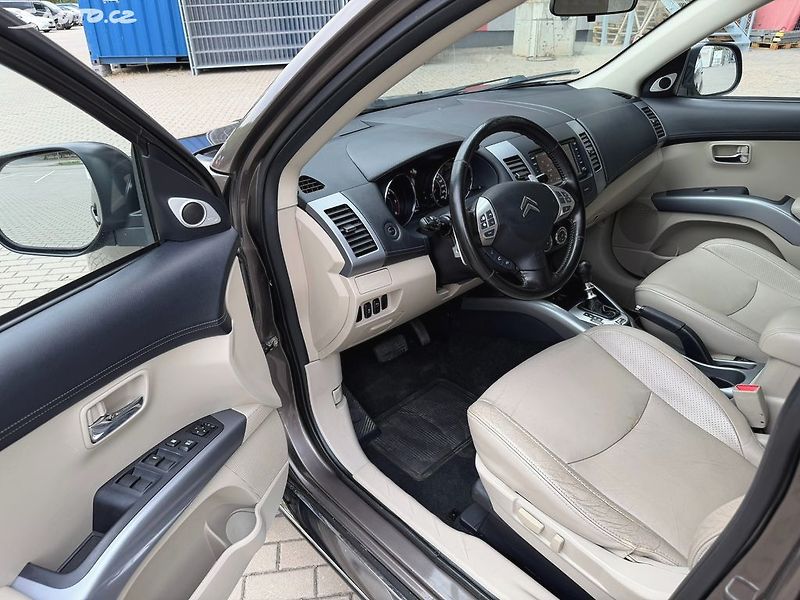 Citroën C-Crosser (2012) 2.2HDi, 115kw 4x4 Aut. 7 míst - fotka 14 z 18