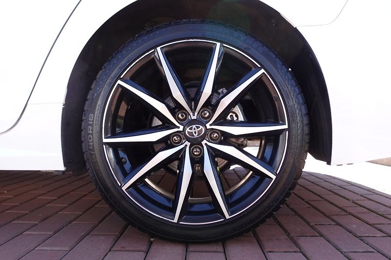 Toyota Corolla 2,0HSD GR-Sport Dynamic - fotka 8 z 32