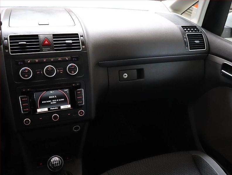 Volkswagen Touran (2014) 1.6 TDI, Navi, Tempomat - fotka 8 z 20