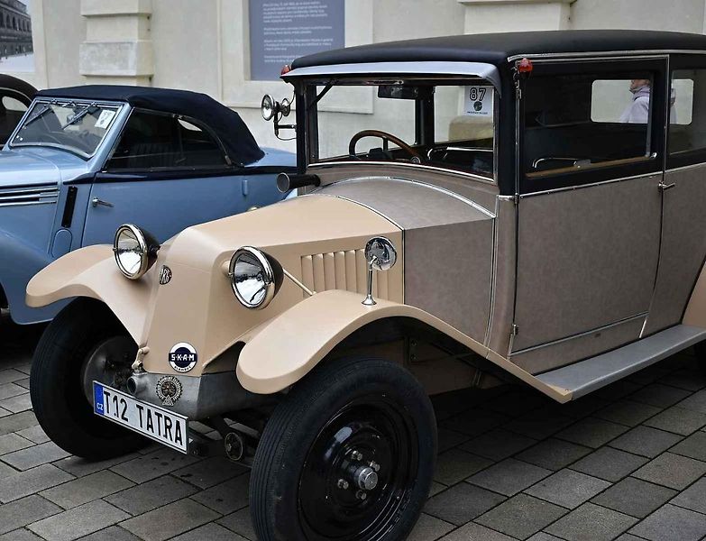 Tradiční sraz autoveteránistů na náměstí T. G. Masaryka v Prostějově. 18. května 2025