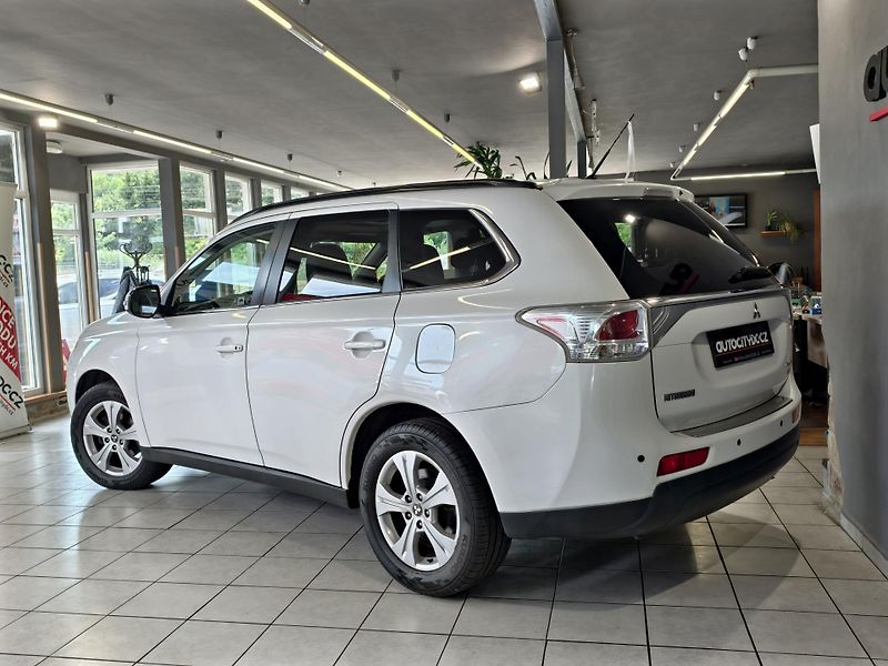 Mitsubishi Outlander 2.2 DI-D 110kW A/T, 7MÍST, 4x4 - fotka 5 z 27