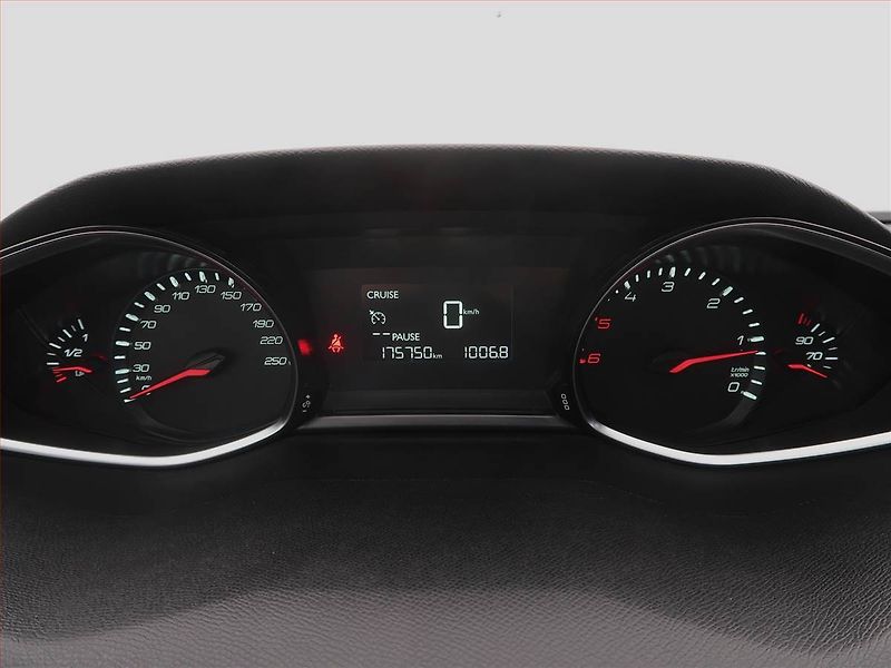 Peugeot 308 (2015) 1.6 e-HDi, Navi, Tempomat - fotka 11 z 20