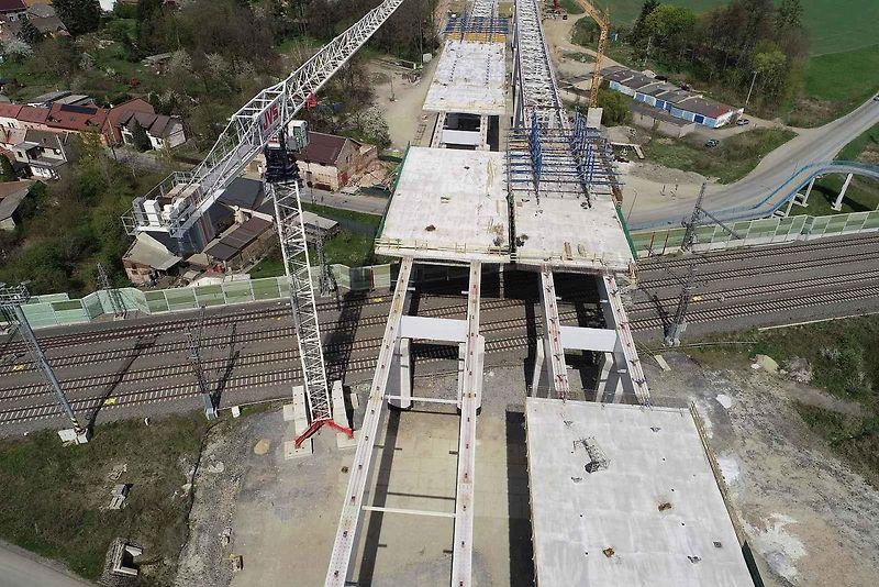 Stavba dálnice D1 v úseku mezi Říkovicemi a Přerovem významně pokročila.