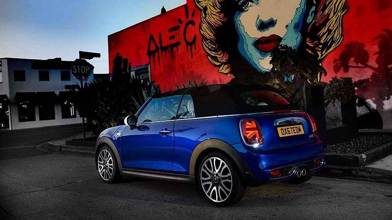 Mini Cooper S a Cabriolet.