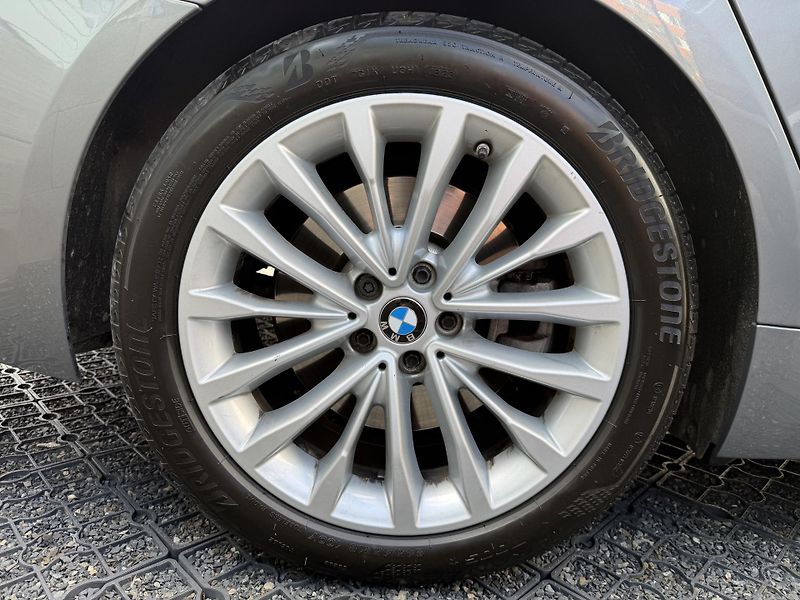 BMW Řada 5 (2023) 530d Touring xDrive - fotka 14 z 44